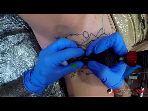 ❤️ Extremt tatuerade snyggingen Sully Savage fick en tatuering på sin klitoris ❤️ Super sex at porn sv.risegame.top ❤